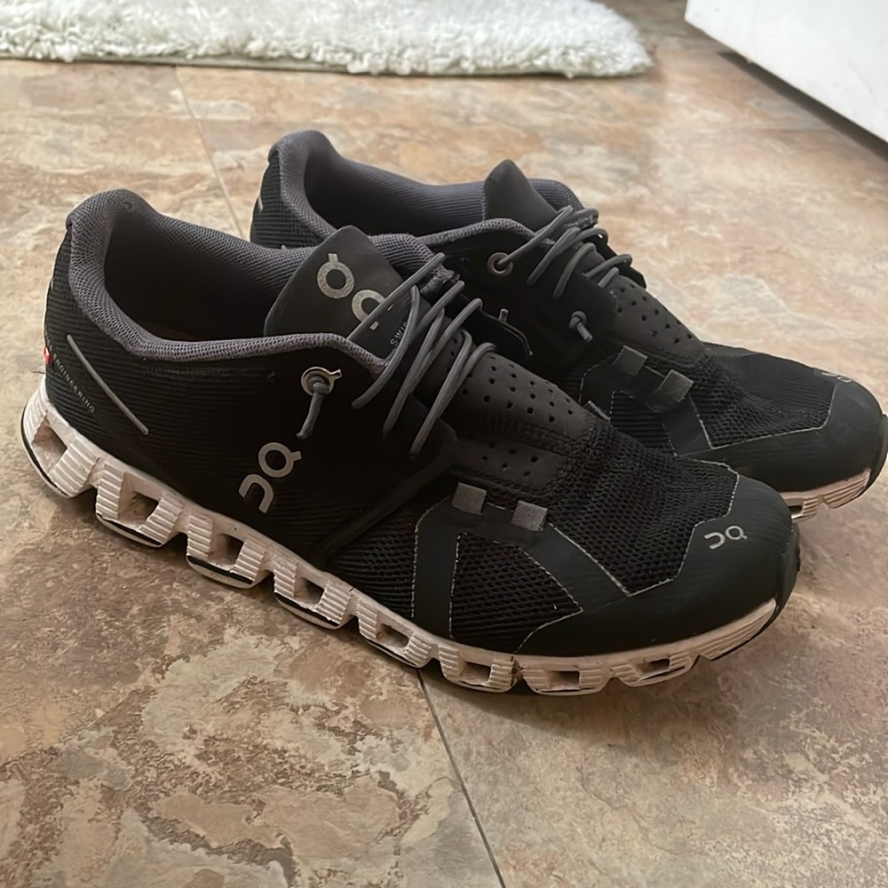 Women’s On clouds size 7